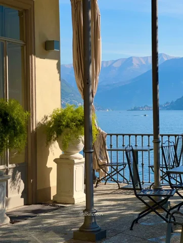 Terrassenstühle mit Blick auf See und ferne Berge