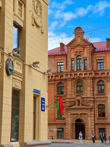 Historische Backstein- und Steinfassaden entlang einer Straße