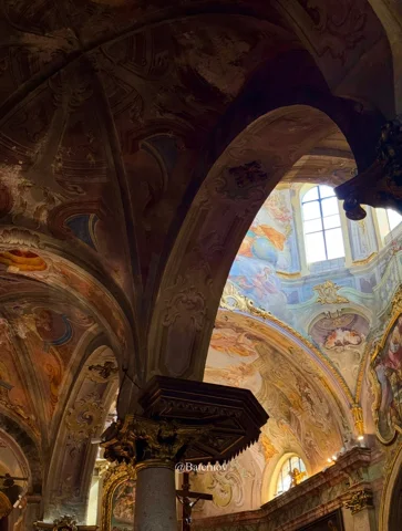 Verzierte Bögen und bemalte Gewölbe in einer Kirche