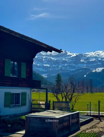 Chalet und Wassertrog mit Blick auf Schneeberge