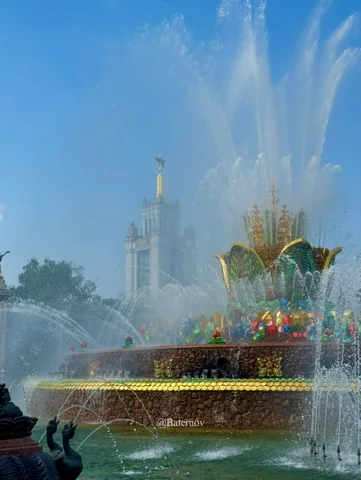 Großer Springbrunnen mit Wasserstrahlen im Sonnenlicht