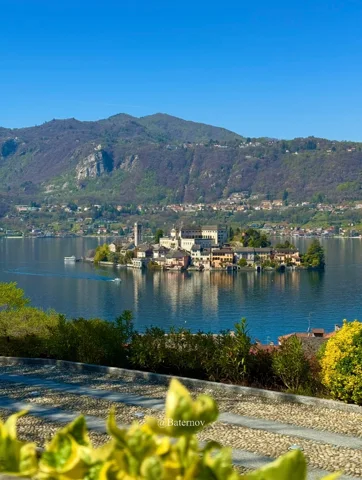 Kleine bebaute Insel in einem Bergsee