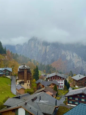 Dorfdächer unter einer tiefen Wolkenbank