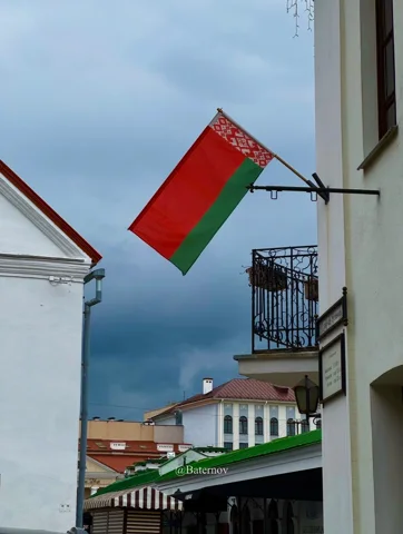 Belarussische Flagge über einer schmalen Straße
