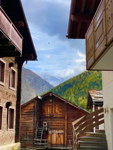 Holzhäuser um einen Bergblick