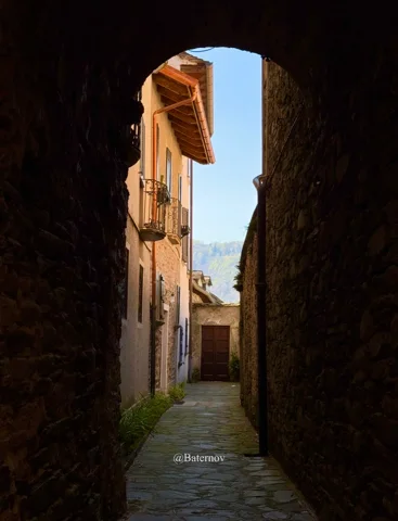 Steinbogen zu einer sonnigen Gasse