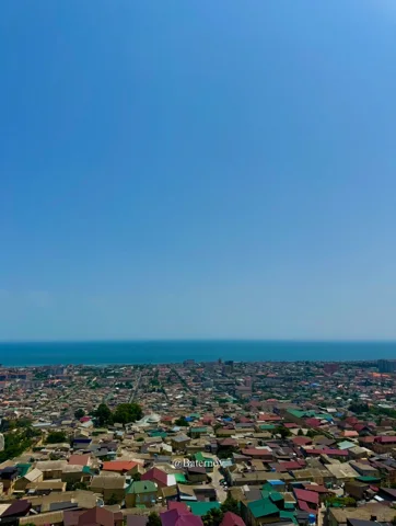 مدينة كثيفة منخفضة المباني تمتد نحو البحر