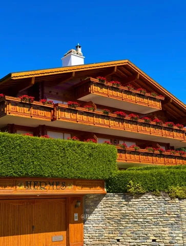 Holzchalet mit blumenreichen Balkonen