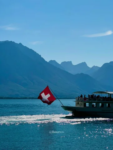 Passagierschiff mit Schweizer Flagge auf einem Bergsee