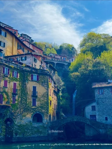 Alte Steinbauten neben einer schattigen Schlucht