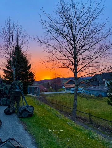 Soldat bei einem Baum im Sonnenuntergang