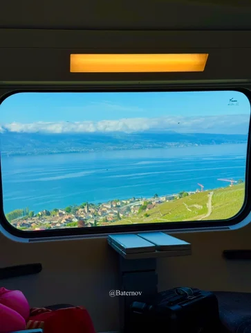 Seepanorama durch ein Zugfenster