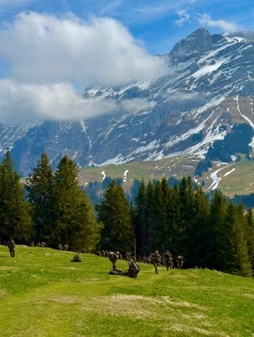 Kleine Gruppe an einem grasbewachsenen Berghang