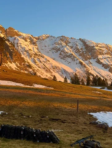 Schneegestreifte Berge im Abendsonnenlicht