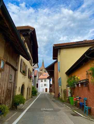 Schmale Straße zwischen traditionellen Dorfhäusern