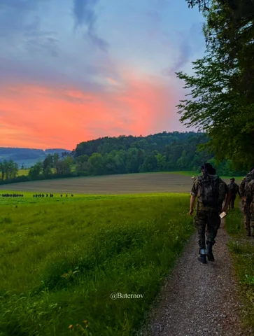 Soldaten neben einem Feld unter rosa Himmel
