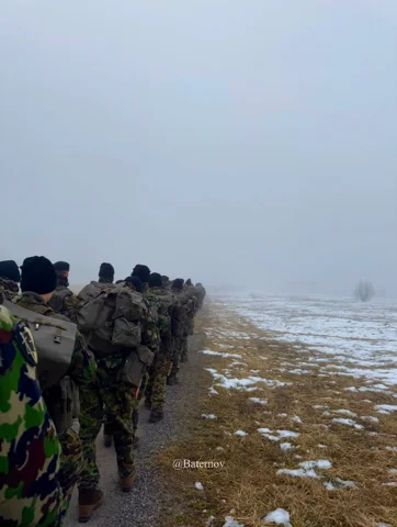 Soldaten in einer nebligen, leicht verschneiten Landschaft