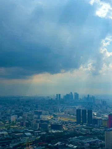 Ferne Skyline unter Sonnenlicht zwischen Gewitterwolken