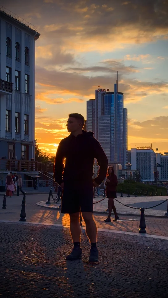 Brandon en una calle adoquinada al atardecer.